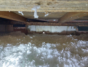 Zateplení střechy řadového domku pomocí foukané izolace